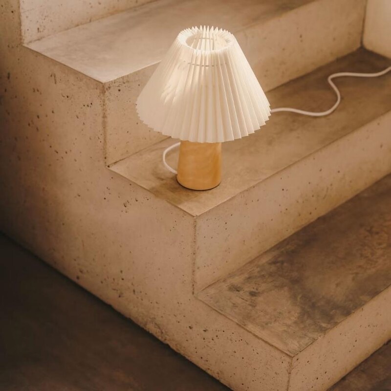 Béžová bavlněná stolní lampa Kave Home Benicarlo