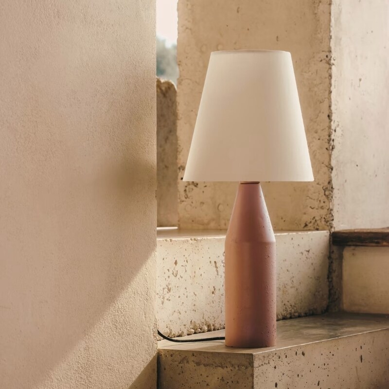 Bílá látková stolní lampa Kave Home Boada