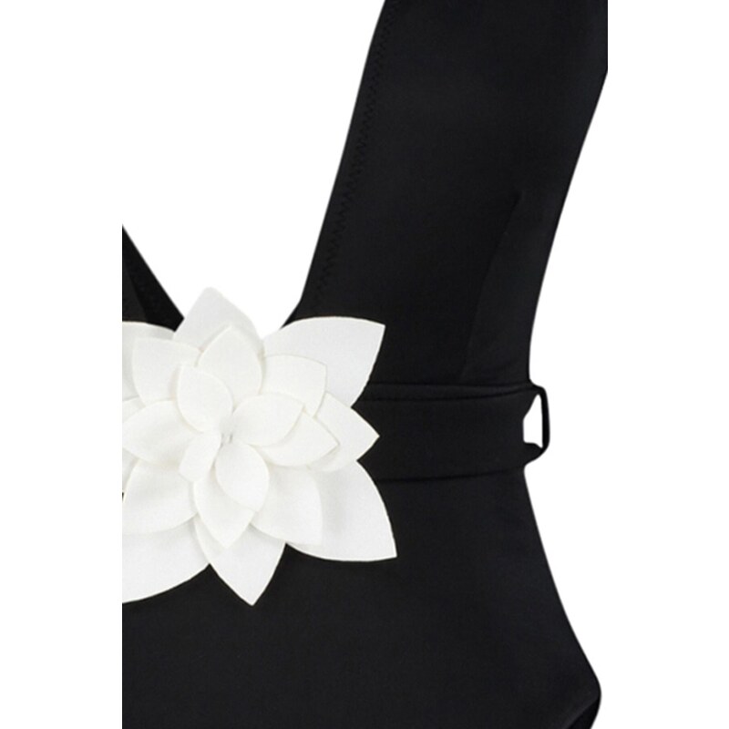 Trendyol Deep-Decollete Černé plavky s vysokými nohavicemi s květinovými aplikacemi