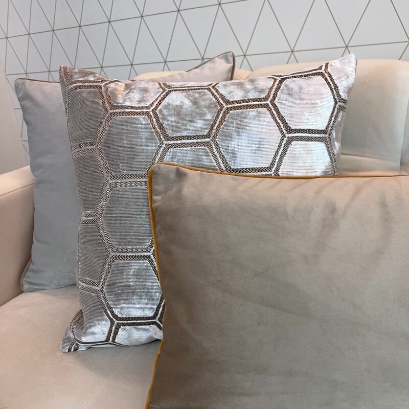 BOHOLOGY Stříbrno-béžový set tří povlaků na polštář Hexagon
