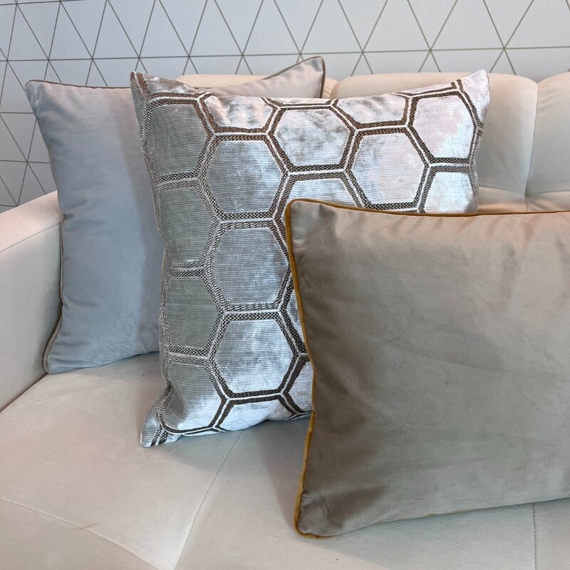 BOHOLOGY Stříbrno-béžový set tří povlaků na polštář Hexagon