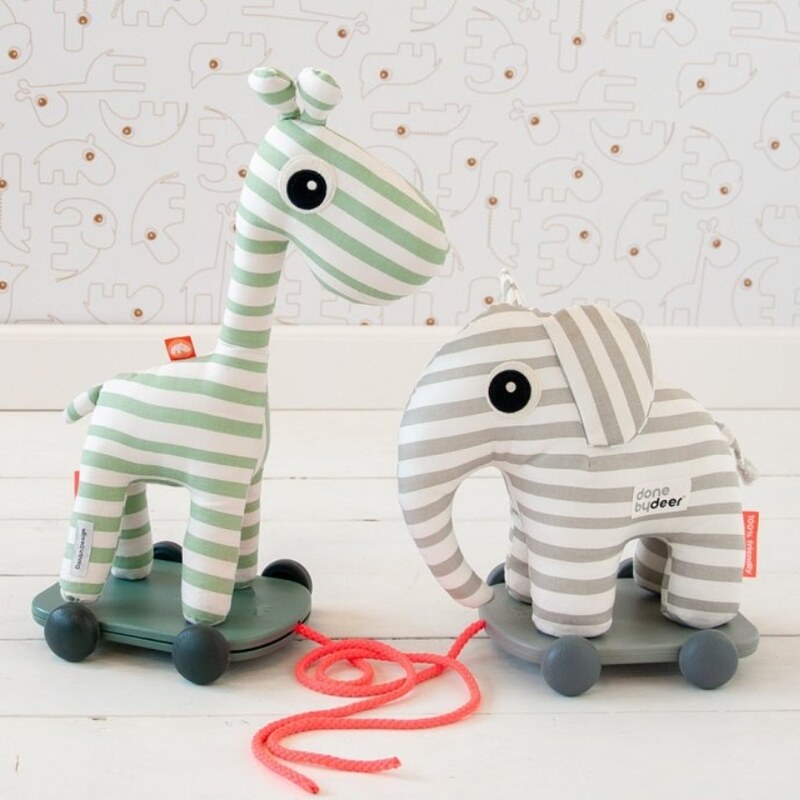 Šedo-bílá tahací hračka Done by Deer Elphee