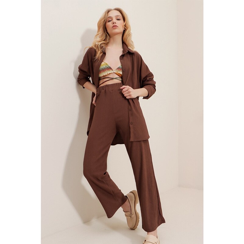 Trend Alaçatı Stili Women's Brown Crinkle With Buttons Shirt And Comfortable Cut Out Crinkle Trousers Double Suit