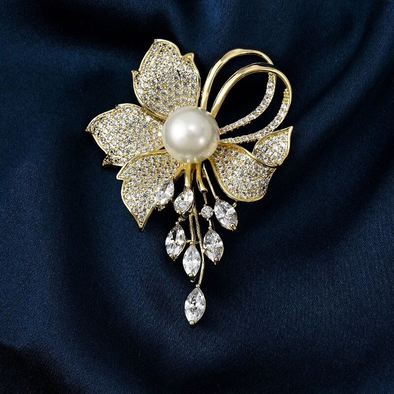 Éternelle Brož s říční perlou a zirkony Jasmín - květina