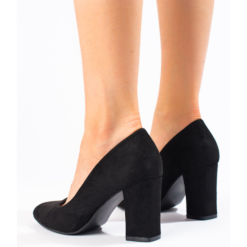 Black women's pumps on the Shelovet post