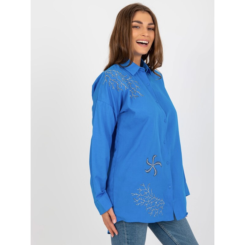 Fashionhunters Tmavě modrá oversize košile na knoflíky s výšivkou