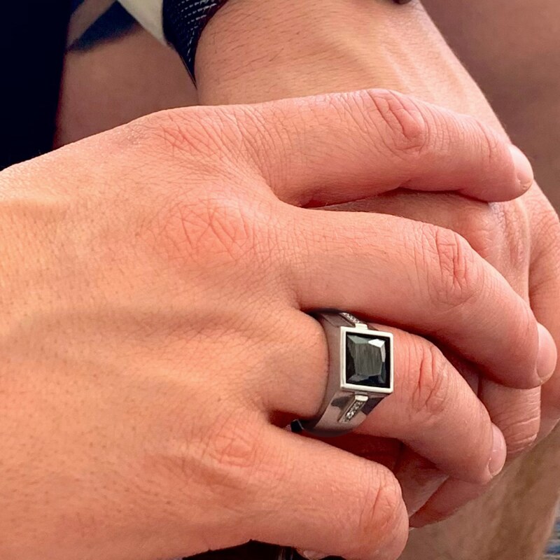 MINET Pánský pečetní stříbrný prsten s černým zirkonem vel. 60
