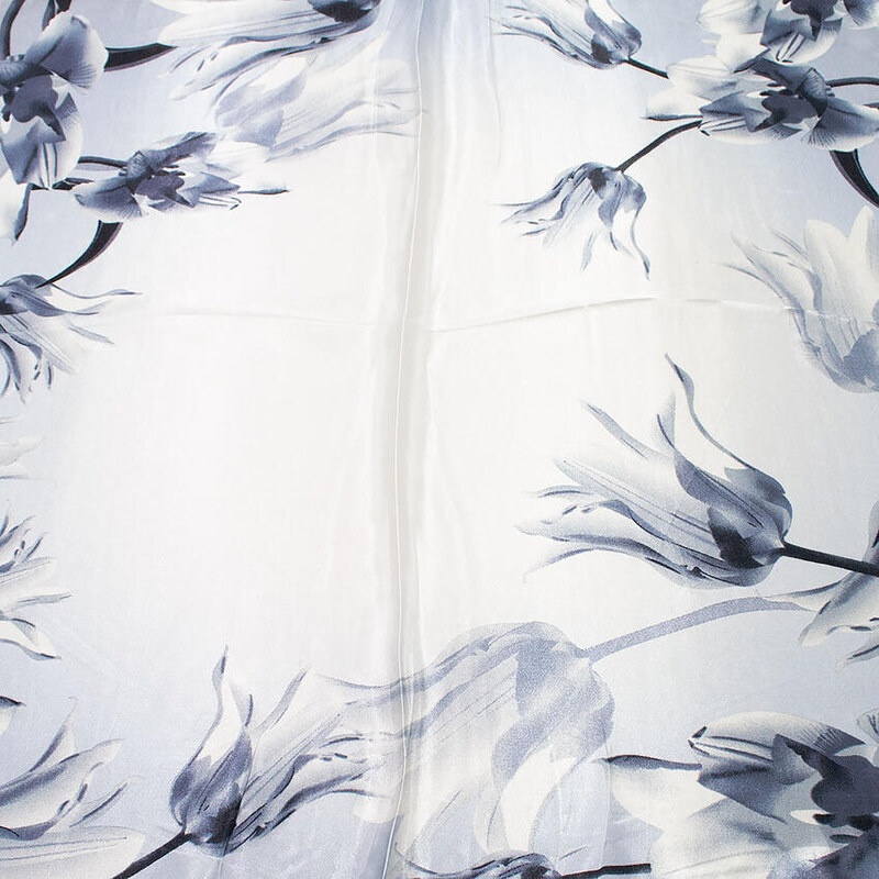 Šátek saténový - bílo-šedý s květinovým vzorem