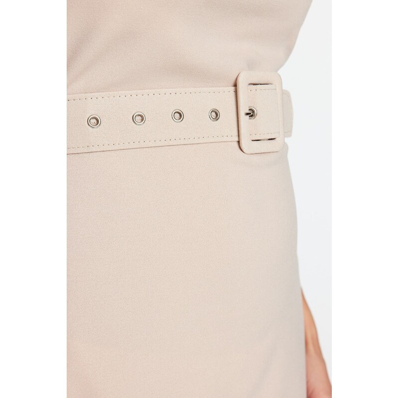 Trendyol béžový čtvercový límec s detailem pásu, vypasované mini krepové pletené šaty
