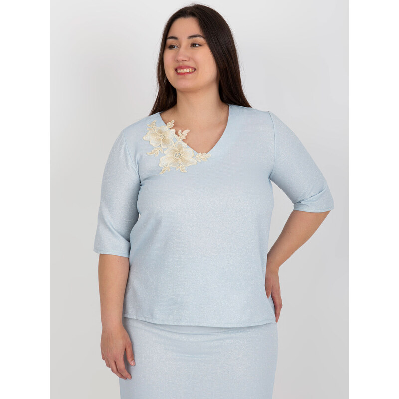 Fashionhunters Světle modrá halenka plus size s krátkým rukávem