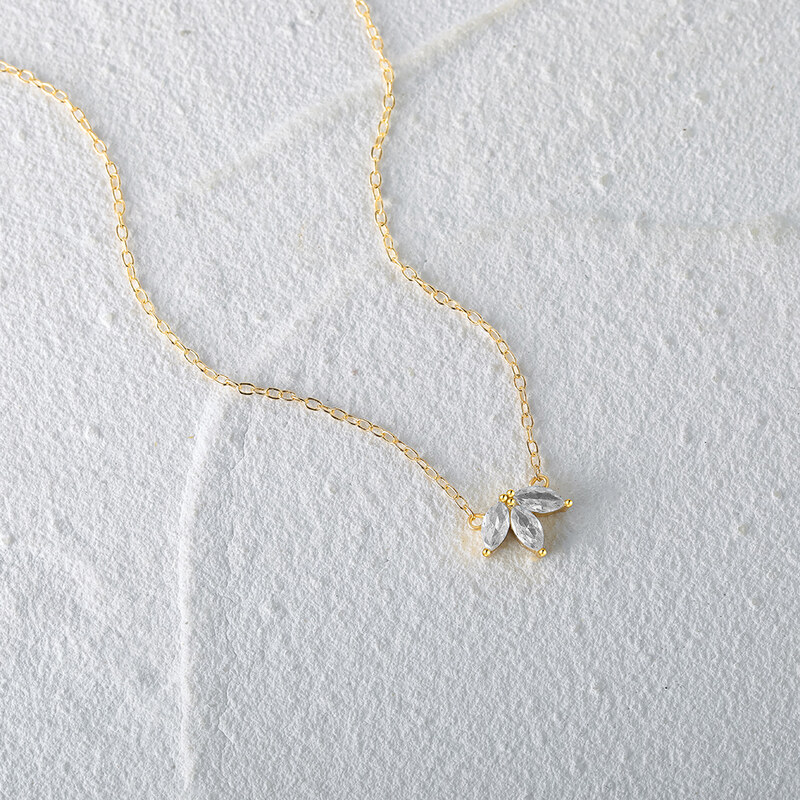 SYLVIENE Pozlacený náhrdelník Leafy se Zirkony