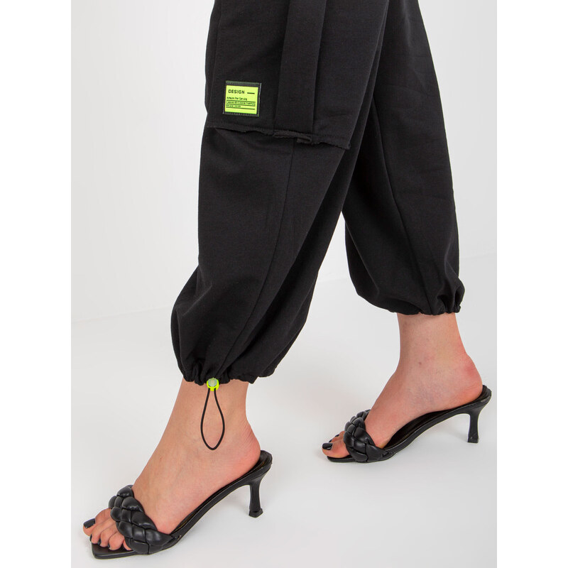 Fashionhunters Černá dvoudílná tepláková souprava s cargo kalhotami