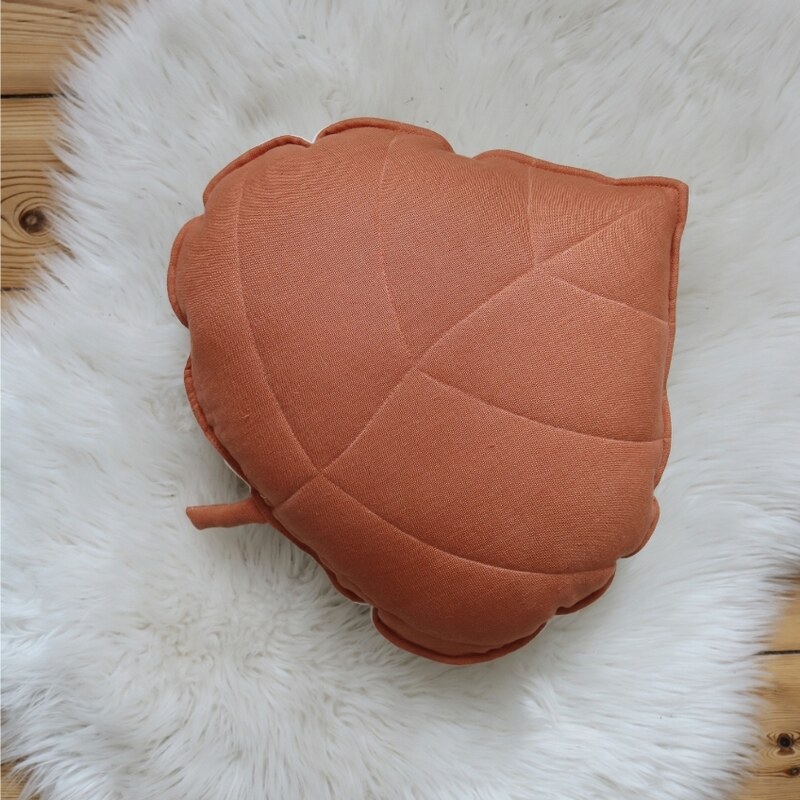 Moi Mili Oranžový polštář ve tvaru listu Leaf 39 cm