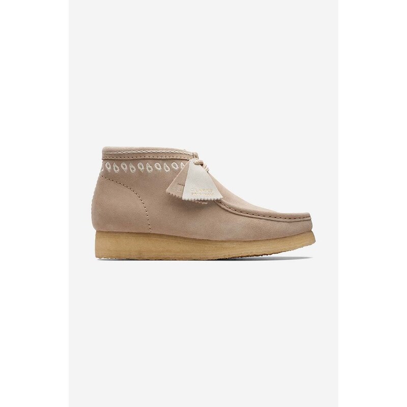 Semišové polobotky Clarks Originals Wallabee Boot béžová barva, 26171993