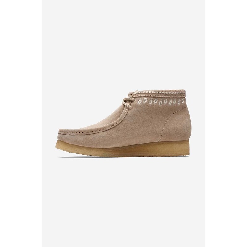 Semišové polobotky Clarks Originals Wallabee Boot béžová barva, 26171993