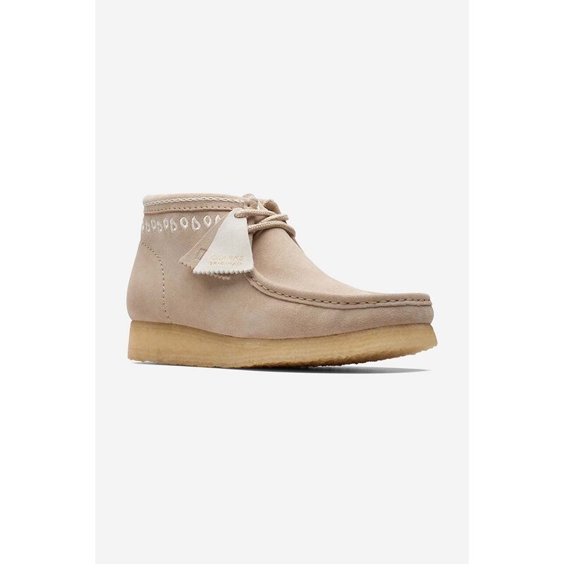 Semišové polobotky Clarks Originals Wallabee Boot béžová barva, 26171993