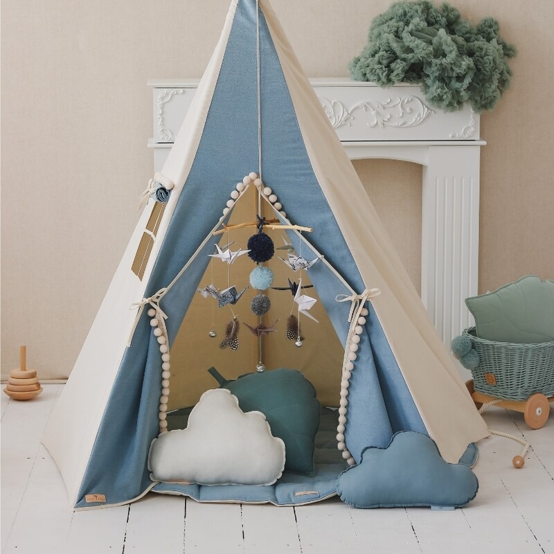 Moi Mili Béžovo-modrý bavlněný teepee stan Fluffy Pompoms 170 x 130 cm