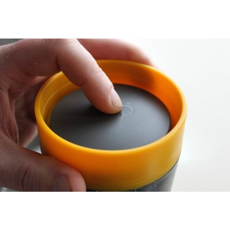 Hrnek z recykl. materiálů černo - hořčicově žluté barvy Circular Cup - 227 ml