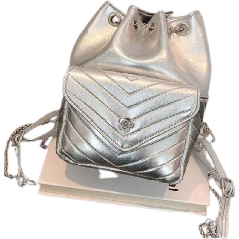 Dámský kožený stříbrný batoh
