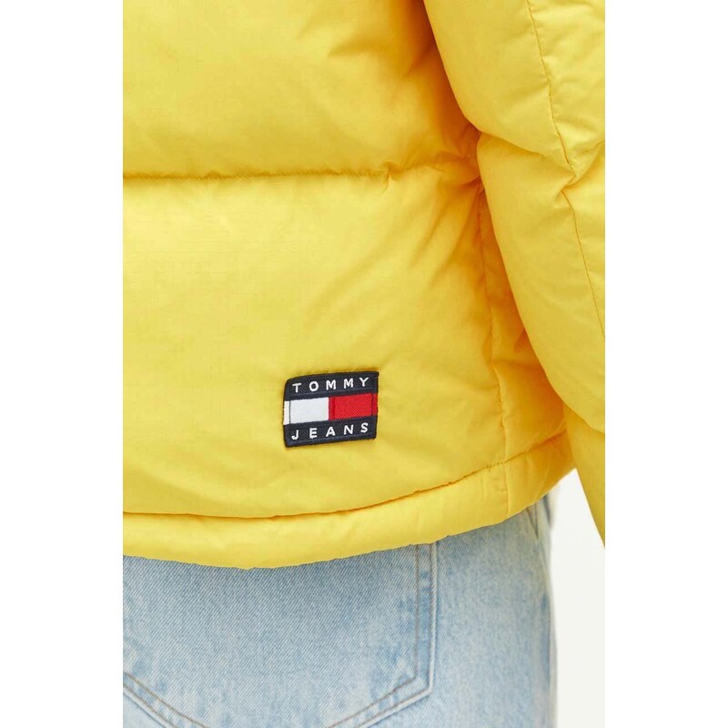 Péřová bunda Tommy Jeans pánská, žlutá barva, zimní
