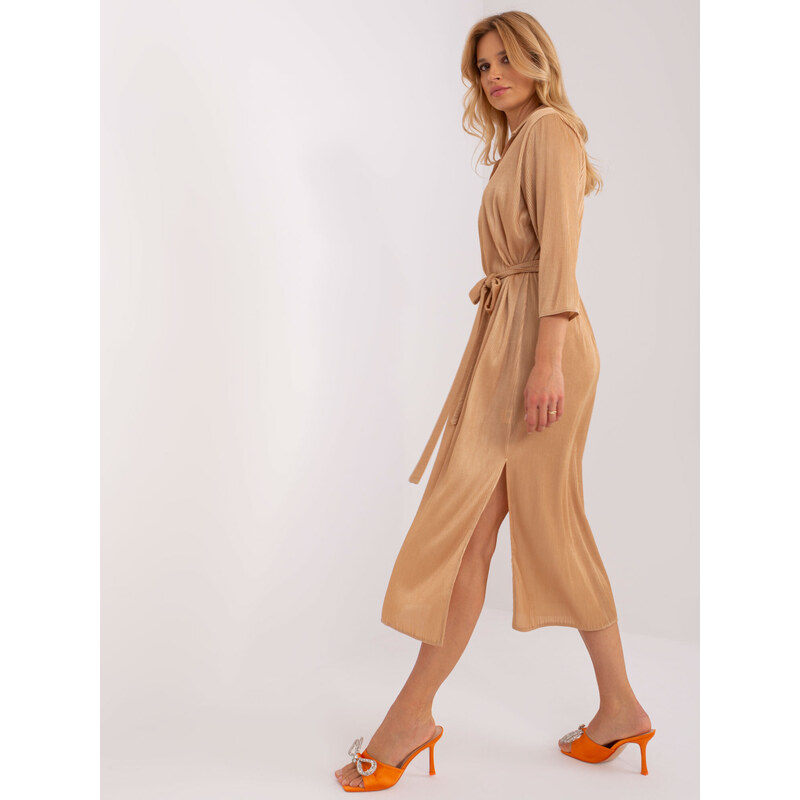 Fashionhunters Camel midi koktejlové šaty s 3/4 rukávy