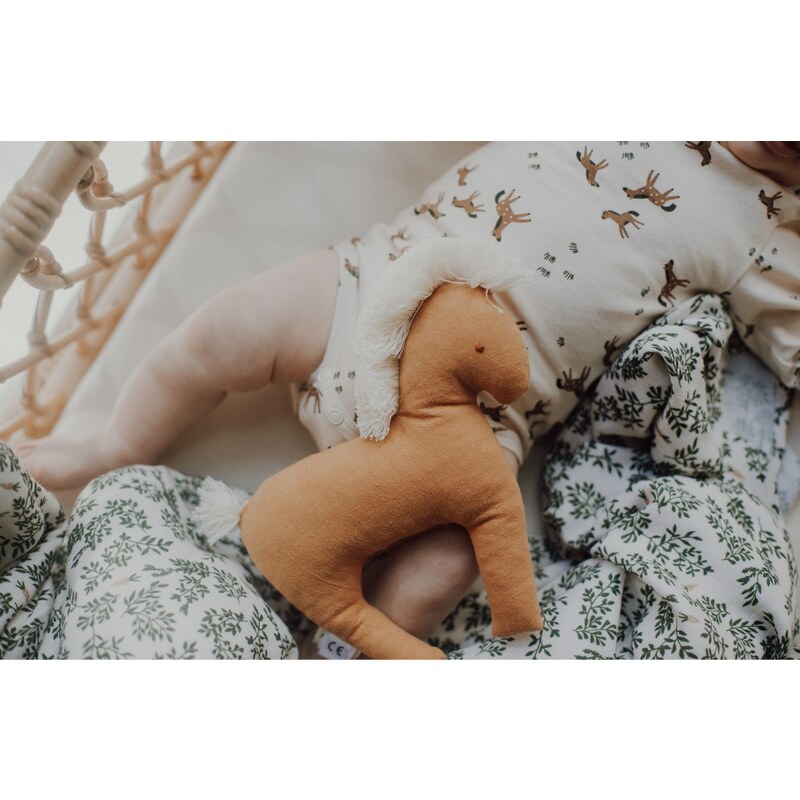 Malomi Kids Oranžová bavlněná hračka Horse s chrastítkem