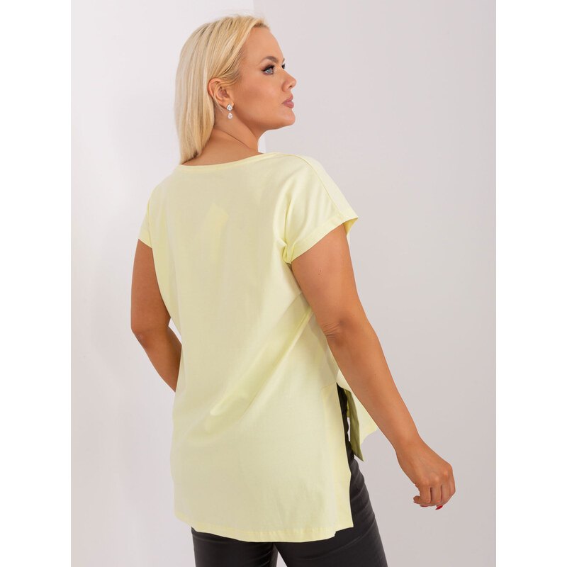 Fashionhunters Světle žlutá dámská základní bavlněná halenka plus size