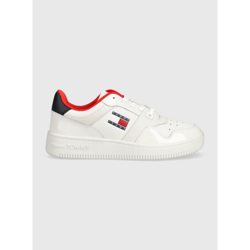 Kožené sneakers boty Tommy Jeans TJW RETRO BASKET GLOSSY bílá barva, EN0EN02206