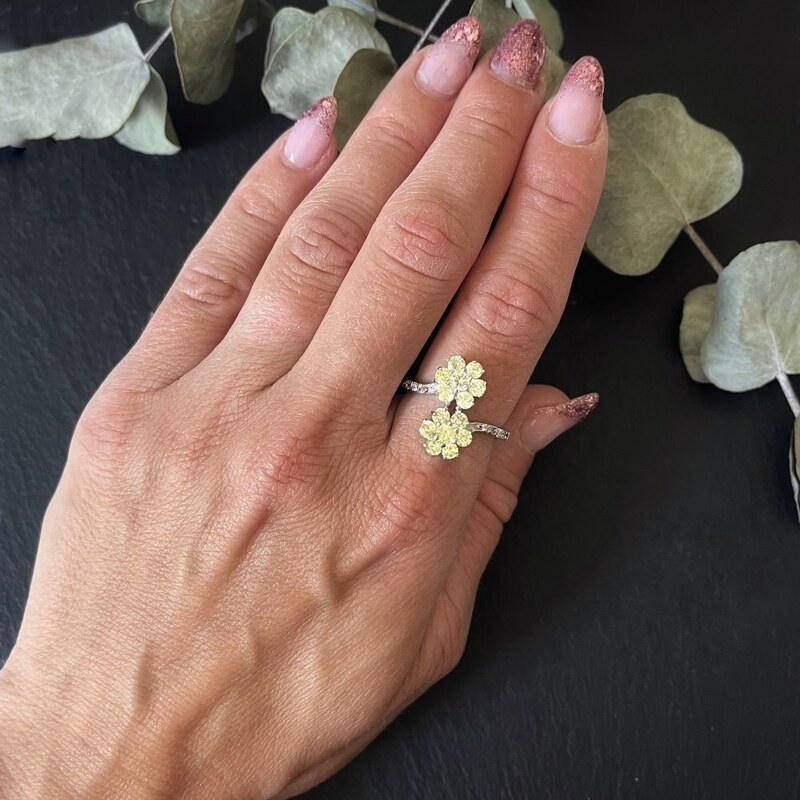 Pfleger Stříbrný prsten s květinkami a zelenými kamínky