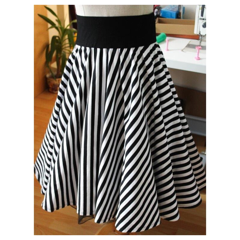 Černobílá pruhovaná retro sukně se spodničkami