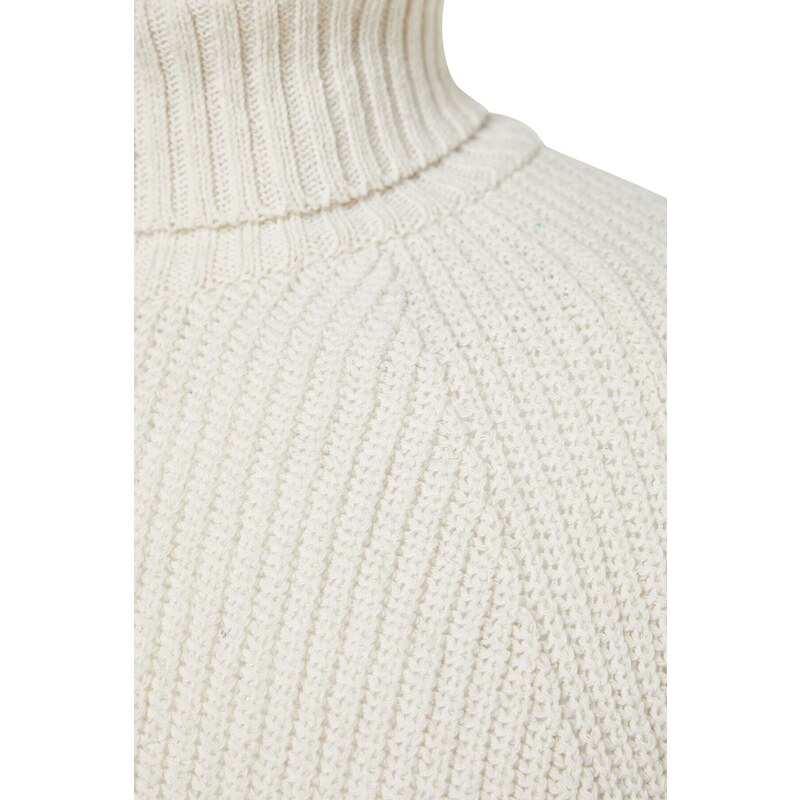 Trendyol Ecru Men's Slim Fit Turtleneck Raglan Sleeve Basic Knitwear Sweater