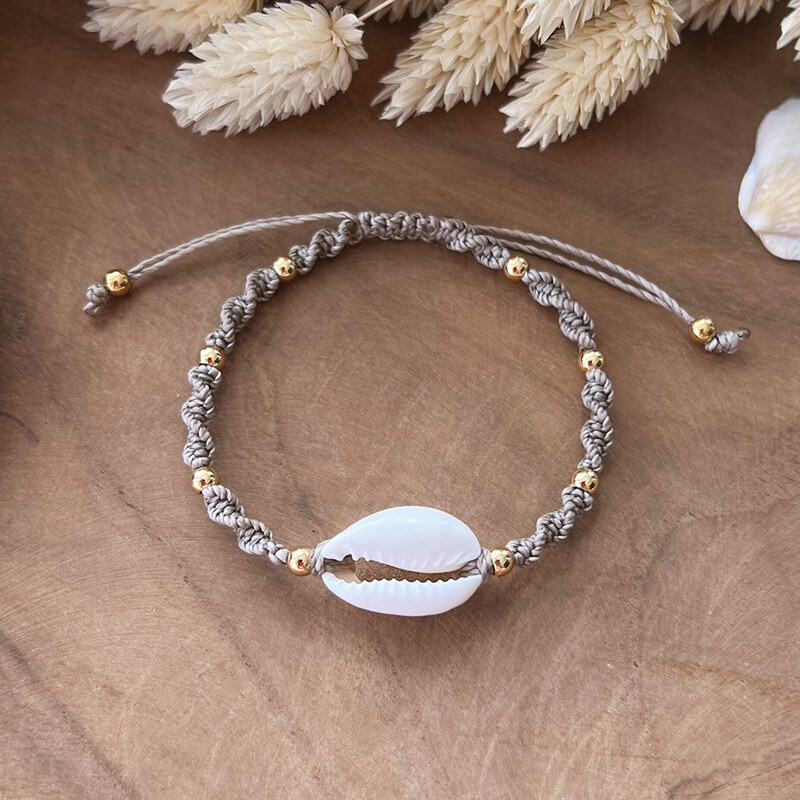 Estemia Šňůrkový shamballa náramek s kauri mušlí béžový