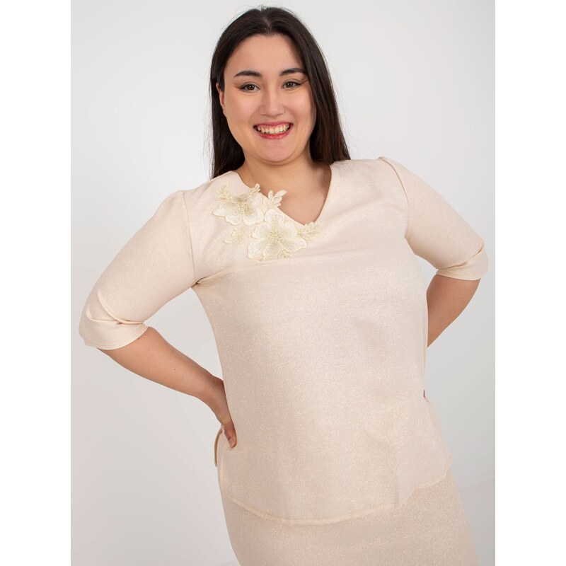 Fashionhunters Světle broskvová halenka plus size s krajkou