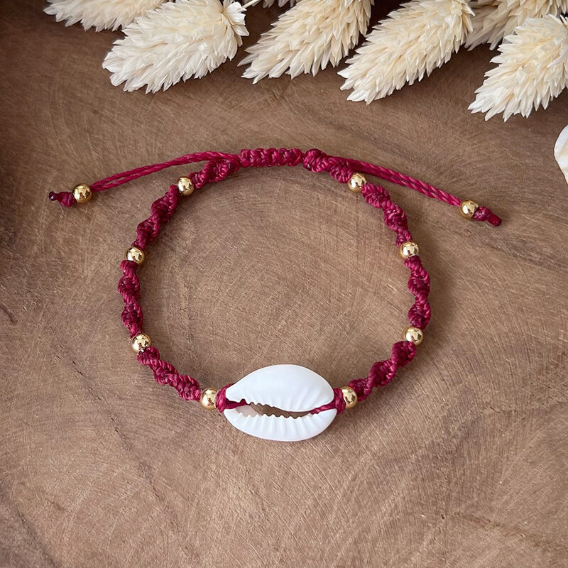 Šňůrkový shamballa náramek s kauri mušlí karmínový 84509661