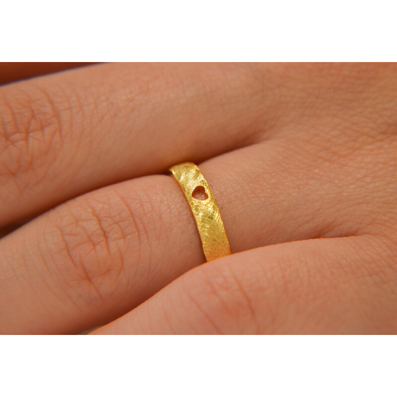 OLIVIE Snubní stříbrný prsten TLUKOT SRDCE GOLD 7480