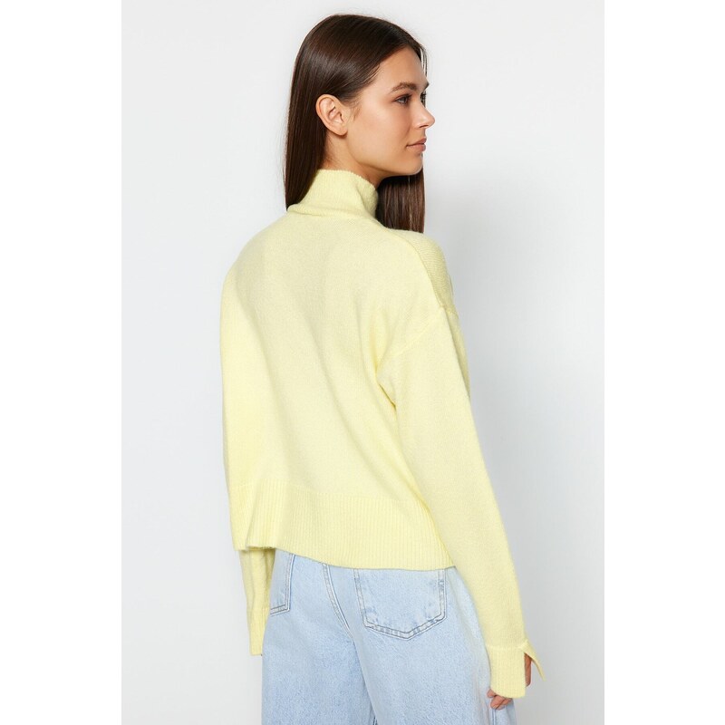 Trendyol Yellow Basic Soft Textured High Neck Sleeve End Štěrbinový pletený svetr