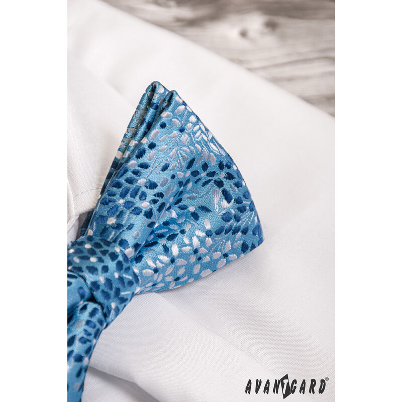 Avantgard Světle modrý pánský motýlek s květy + kapesníček do saka
