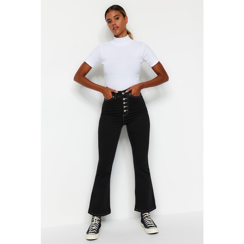 Trendyol Černé přední knoflíky s vysokým pasem Crop Flare Jeans