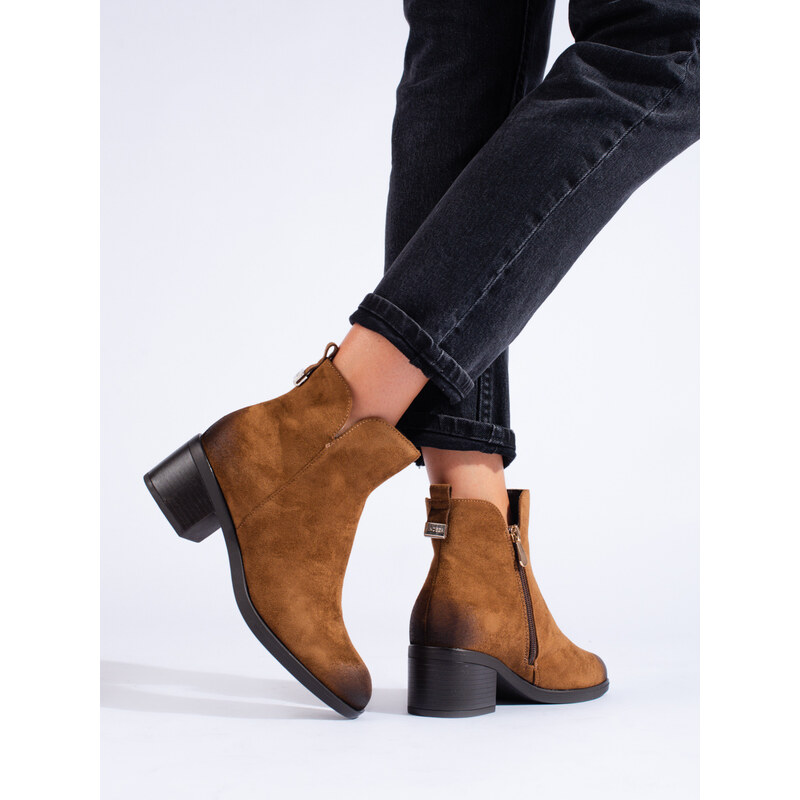 Brown women's ankle boots on a low post Vinceza