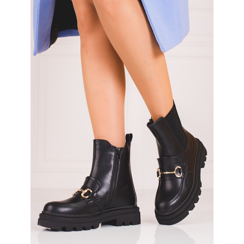 Pěkné dámské černé kotníčkové boty na plochém podpatku