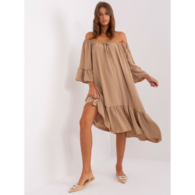 ITALY MODA TMAVĚ BÉŽOVÉ ASYMETRICKÉ OVERSIZE MIDI ŠATY S VOLÁNEM -CAMEL Béžová