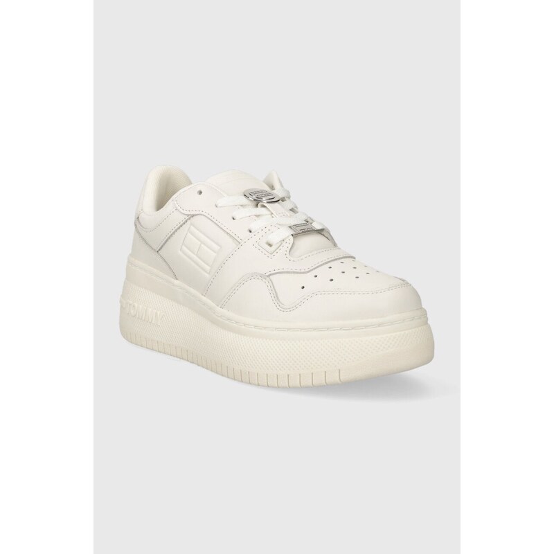 Kožené sneakers boty Tommy Jeans TJW RETRO BASKET FLATFORM CHARM bílá barva, EN0EN02245