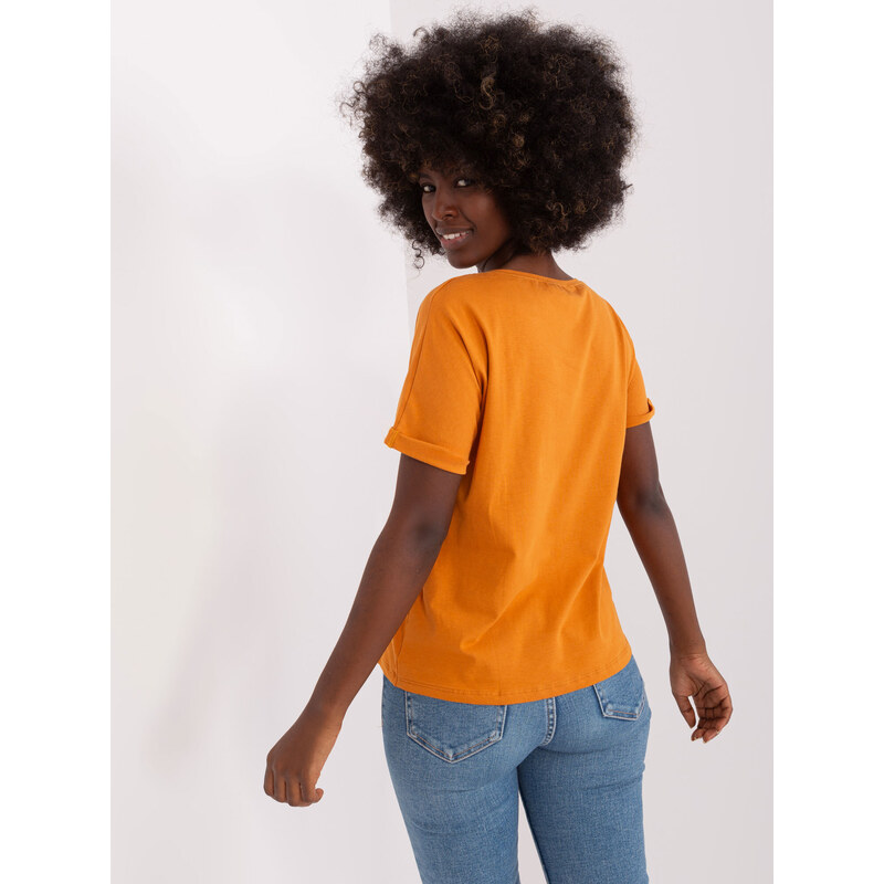 Fashionhunters Světle oranžové dámské tričko basic s rozparkem