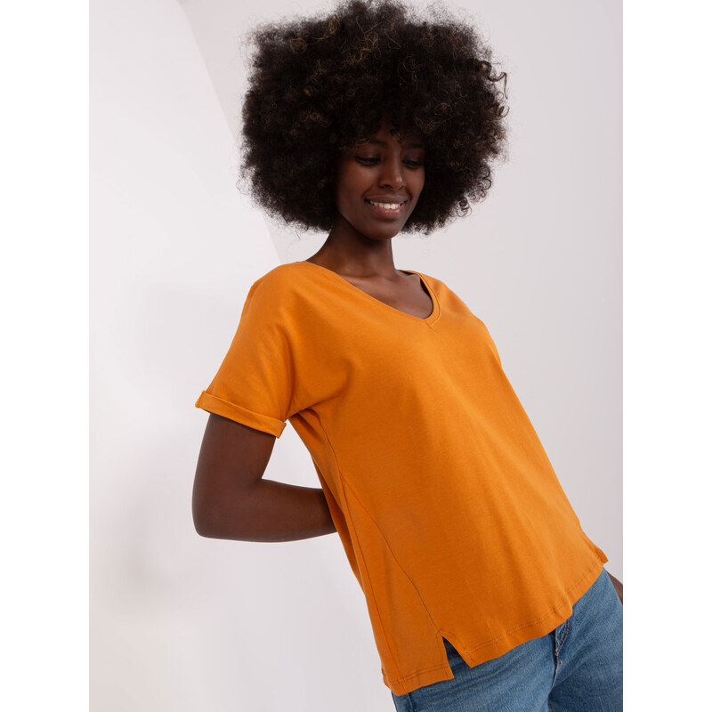 Fashionhunters Světle oranžové dámské tričko basic s rozparkem