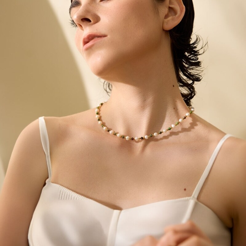 GRACE Jewellery Korálkový náhrdelník sladkovodní perly a epidot, chirurgická ocel