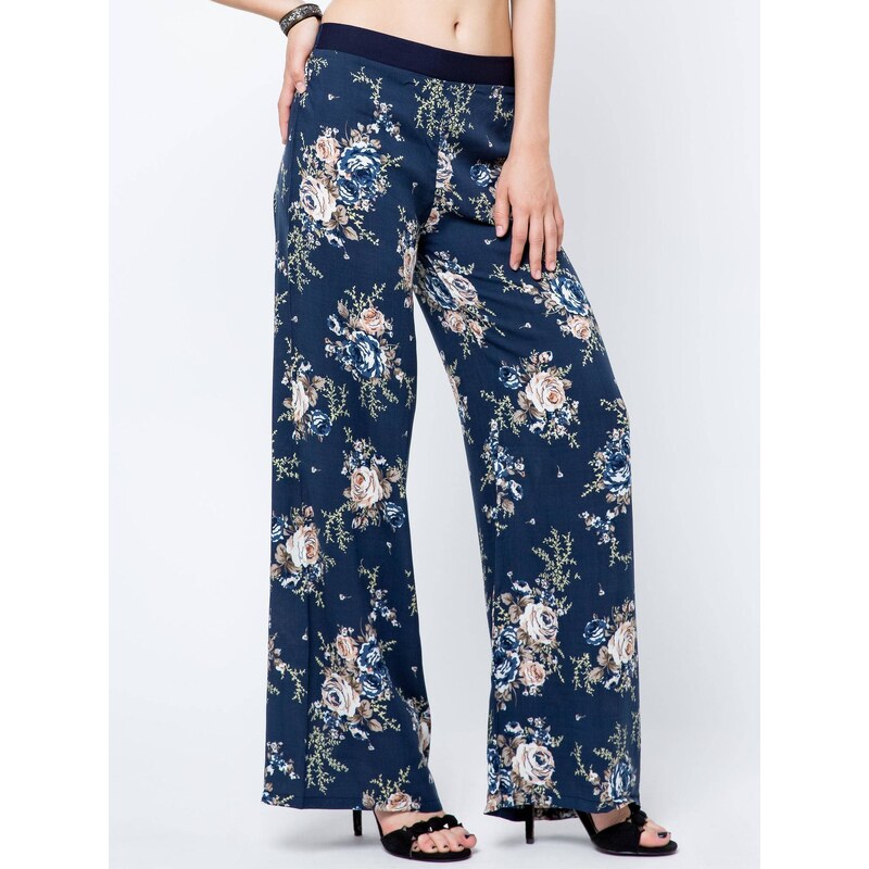 GNGbasic Swedish trousers decorated with a print in navy blue roses