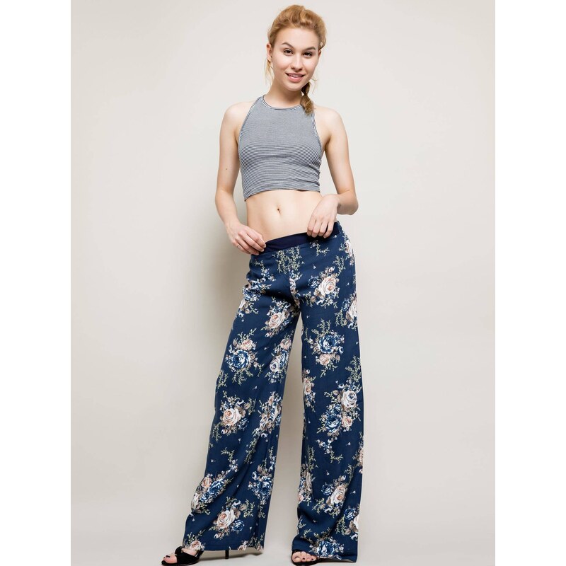 GNGbasic Swedish trousers decorated with a print in navy blue roses