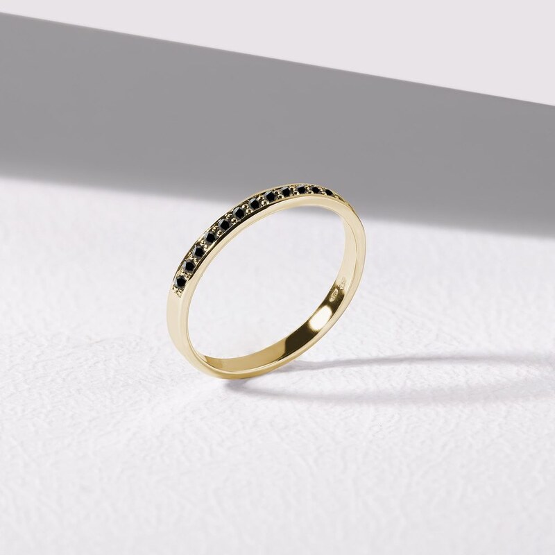 Prsten s černými diamanty ve žlutém zlatě KLENOTA K0443023