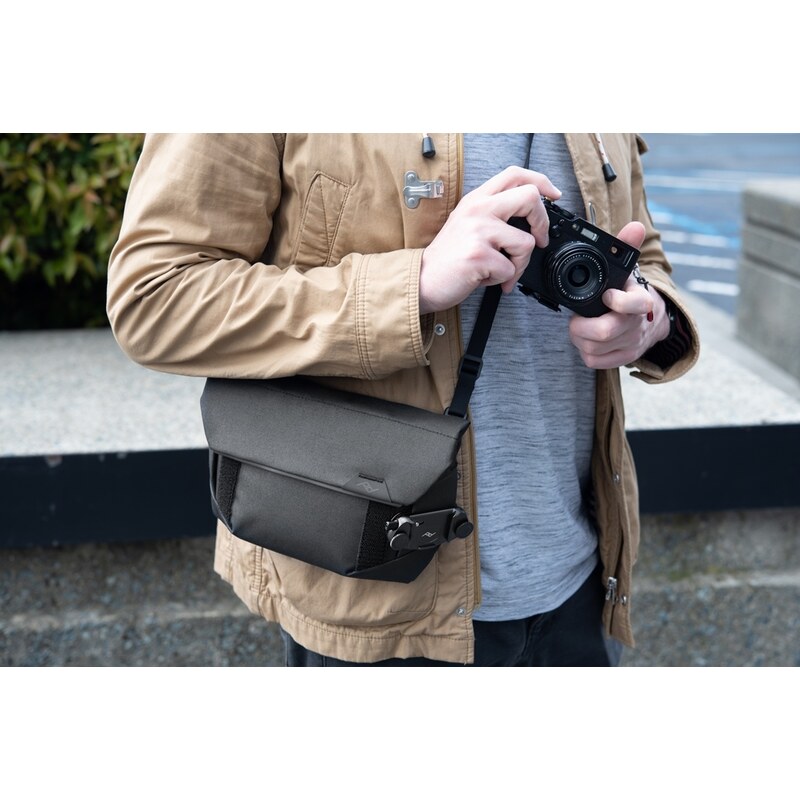 Cestovní taška přes rameno i na pásek Peak Design Field Pouch black