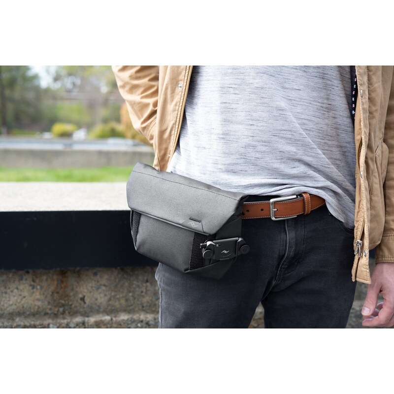 Cestovní taška přes rameno i na pásek Peak Design Field Pouch black